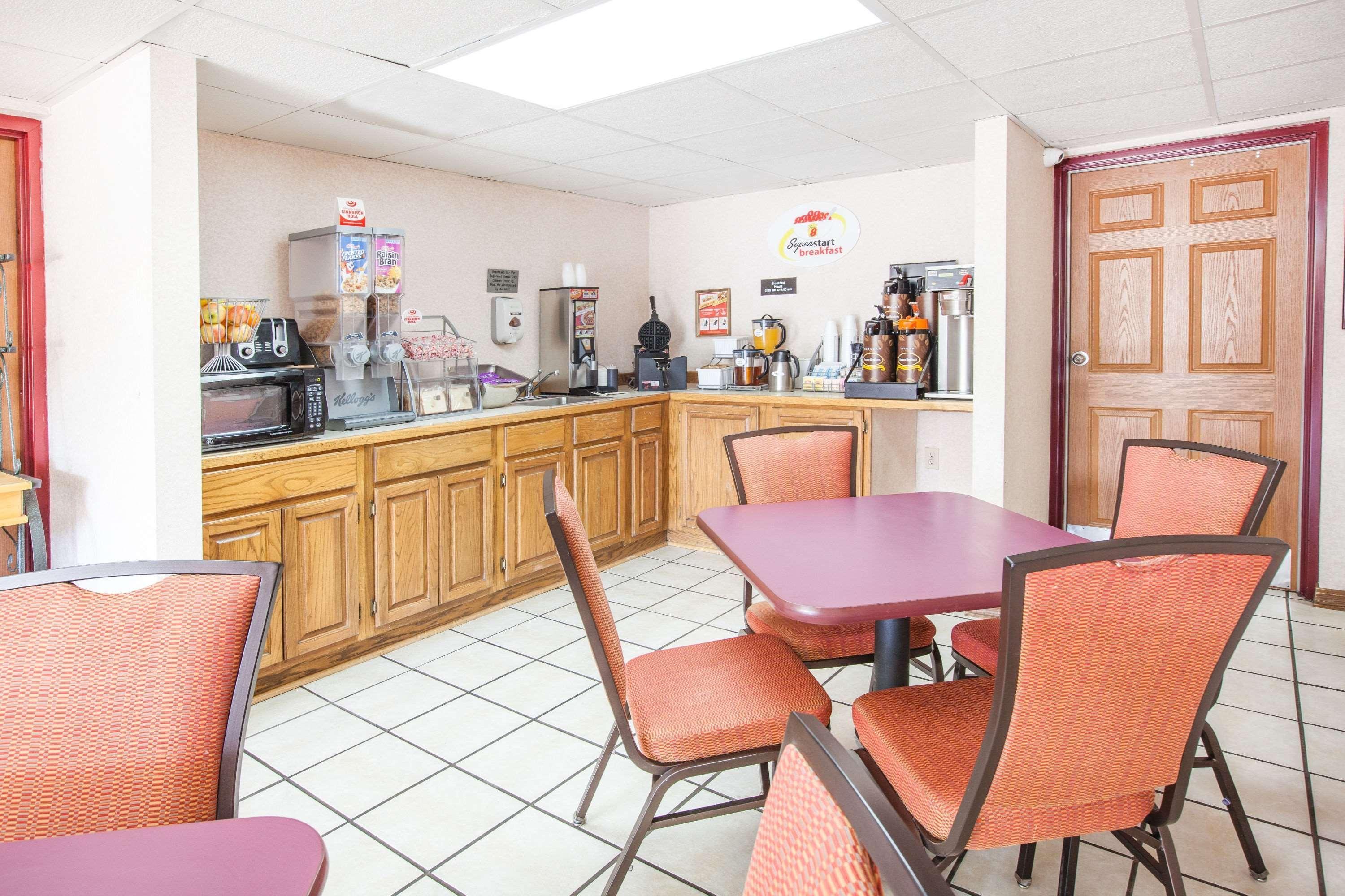 Hotel Super 8 By Wyndham Clinton Extérieur photo