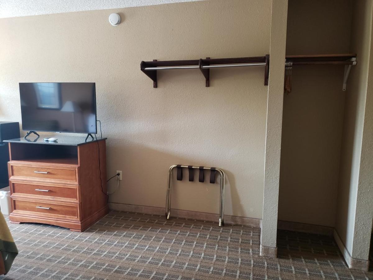 Hotel Super 8 By Wyndham Clinton Extérieur photo